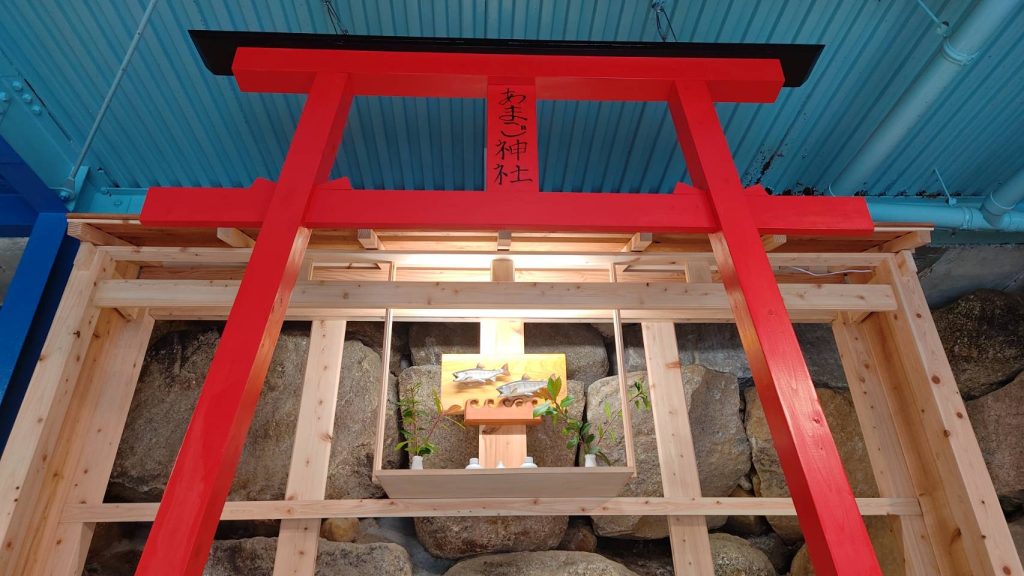 魚への感謝をかたちにした小さな神社「あまご神社」を建造して頂きました。